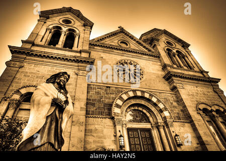 Kateri Tekakwitha Statue und Kathedrale Basilika des Heiligen Franziskus von Assisi im Herzen des alten Santa Fe, New Mexico, USA. Stockfoto