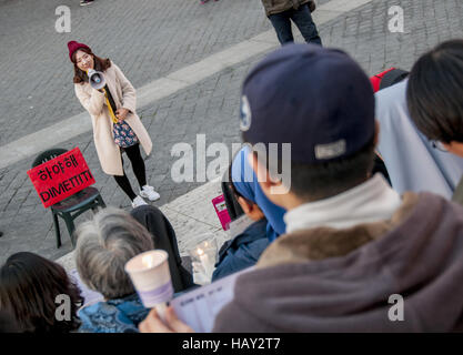 Rom, Italien. 3. Dezember 2016. Protest der koreanischen Demonstranten in Piazza Venezia in Rom, den Rücktritt des Präsidenten der Republik Korea Park Geun-Hye zu verlangen. © Patrizia Cortellessa/Pacific Press/Alamy Live-Nachrichten Stockfoto