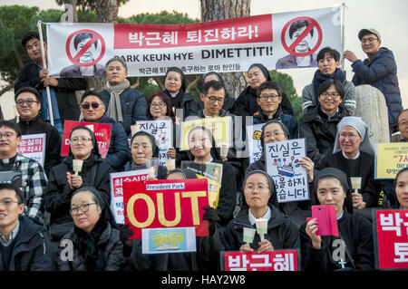 Rom, Italien. 3. Dezember 2016. Protest der koreanischen Demonstranten in Piazza Venezia in Rom, den Rücktritt des Präsidenten der Republik Korea Park Geun-Hye zu verlangen. © Patrizia Cortellessa/Pacific Press/Alamy Live-Nachrichten Stockfoto