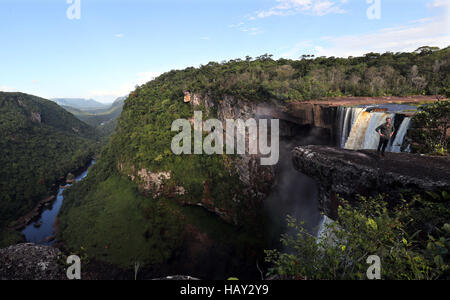 Prinz Harry, schaut aus einem Aussichtspunkt bei einem Besuch in die Kaieteur-Wasserfälle im Hinterland, Guyana während seiner 15-Tage-Tour der Karibik. Stockfoto