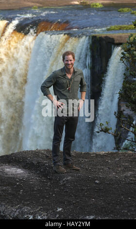 Prinz Harry, schaut aus einem Aussichtspunkt bei einem Besuch in die Kaieteur-Wasserfälle im Hinterland, Guyana während seiner 15-Tage-Tour der Karibik. Stockfoto