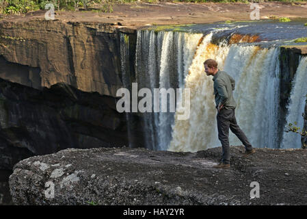 Prinz Harry, schaut aus einem Aussichtspunkt bei einem Besuch in die Kaieteur-Wasserfälle im Hinterland, Guyana während seiner 15-Tage-Tour der Karibik. Stockfoto