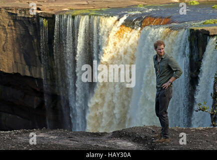 Prinz Harry, schaut aus einem Aussichtspunkt bei einem Besuch in die Kaieteur-Wasserfälle im Hinterland, Guyana während seiner 15-Tage-Tour der Karibik. Stockfoto