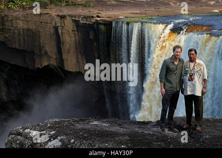 Prinz Harry, schaut aus einem Aussichtspunkt bei einem Besuch in die Kaieteur-Wasserfälle im Hinterland, Guyana während seiner 15-Tage-Tour der Karibik. Stockfoto