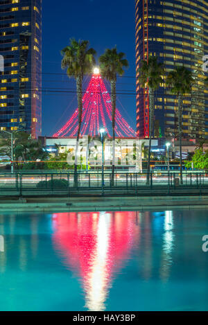 Lichter in Form eines Weihnachtsbaumes in einem Teich reflektiert. Die Innenstadt von San Diego, Kalifornien, USA. Stockfoto
