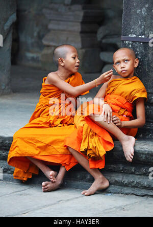 Junge buddhistische Mönche im Tempel von Angkor Wat in Siem Reap, Kambodscha Stockfoto