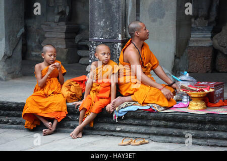 Junge buddhistische Mönche im Tempel von Angkor Wat in Siem Reap, Kambodscha Stockfoto