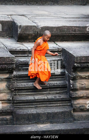 Young-buddhistischer Mönch im Tempel von Angkor Wat in Siem Reap, Kambodscha Stockfoto