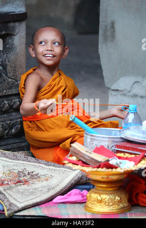 Young-buddhistischer Mönch im Tempel von Angkor Wat in Siem Reap, Kambodscha Stockfoto