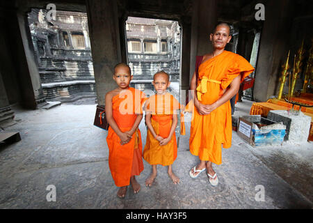 Junge buddhistische Mönche im Tempel von Angkor Wat in Siem Reap, Kambodscha Stockfoto