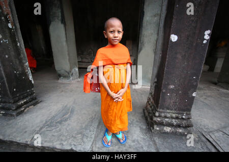 Young-buddhistischer Mönch im Tempel von Angkor Wat in Siem Reap, Kambodscha Stockfoto