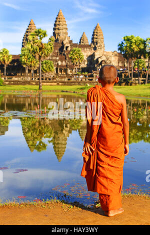 Young-buddhistischer Mönch im Tempel von Angkor Wat in Siem Reap, Kambodscha Stockfoto