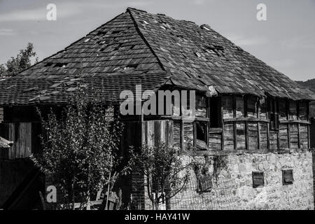 Altes verlassenes Haus irgendwo in Bosnien und Herzegowina, Bild in schwarz-weißen Farben Stockfoto