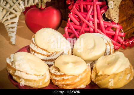 Weihnachten Desserts mit festlicher Dekoration Stockfoto