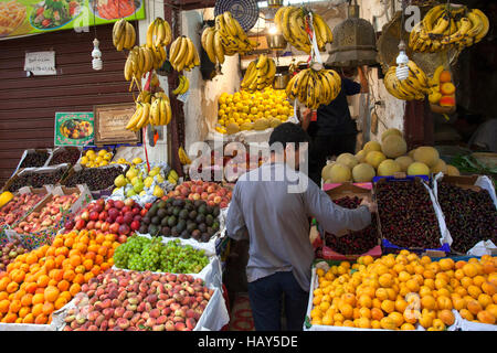 Obststand in einem Markt von Fez, Marokko. Stockfoto