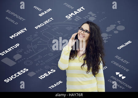 Frau am Telefon vor Hintergrund mit gezeichneten Businessgrafiken. Stockfoto