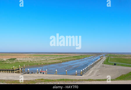 Die sehr kleine Gezeiten-Meer Hafen von Noordpolderzijl an das Wattenmeer. Im Moment dieses Foto gibt es kaum Wasser durch Ebbe. Stockfoto