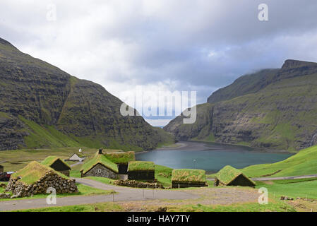 Das malerische Dorf von Saksun mit dem Rasen Dächer, Färöer, Dänemark Stockfoto