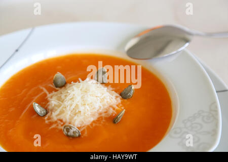 Kürbis Cremesuppe mit Parmesan-Käse Stockfoto