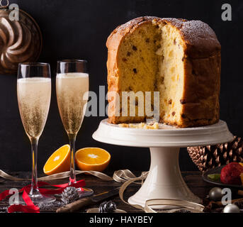 Italienische Panettone Weihnachtskuchen mit Sekt, prosecco oder Champagner. Stockfoto