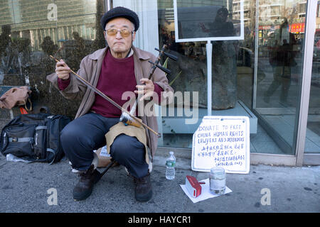 Ein amerikanischer Chinese spielen Erhu und sammeln Geld für chinesische Menschenrechtsanwälte und Verteidiger. New York City Stockfoto