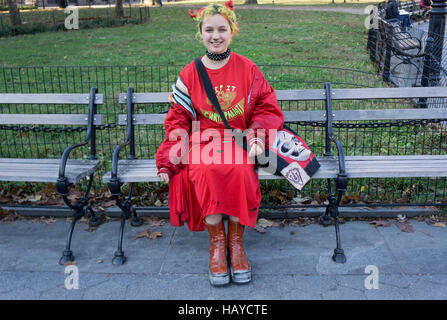 Eine hübsche Studentin der Mode mit einem einzigartigen Blick posierte für ein Porträt in Greenwich Village, Manhattan, New York City. Stockfoto