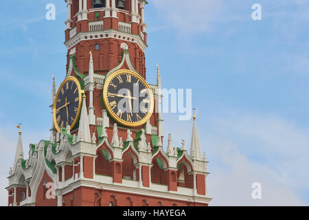 Uhr auf Spasskaja oder Erlöser Turm Roter Platz Moskau Russland Stockfoto