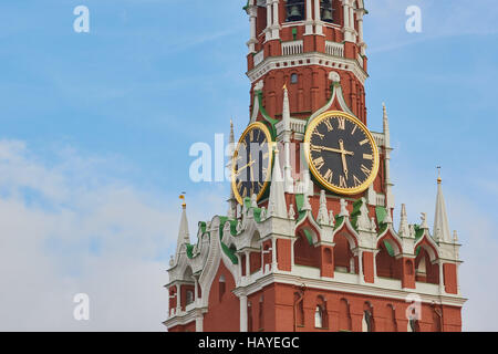 Uhr auf Spasskaja oder Erlöser Turm Roter Platz Moskau Russland Stockfoto