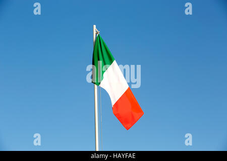 Nationalflagge von Italien auf einem Fahnenmast vor blauem Himmel Stockfoto