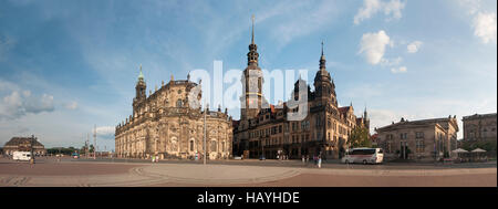 Dresden: Theaterplatz mit italienischen Dorf, Kathedrale (Hofkirche), Schloss mit Haus Turm und alte Stadtwache (von links nach rechts), Sachsen, Sa Stockfoto