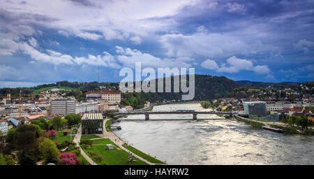 Brücke über die Donau in Linz Stockfoto