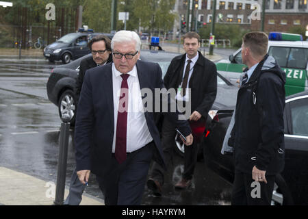 Kerry besucht die Berliner Mauer Stockfoto