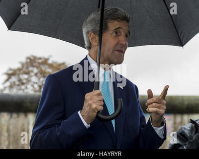 Kerry besucht die Berliner Mauer Stockfoto