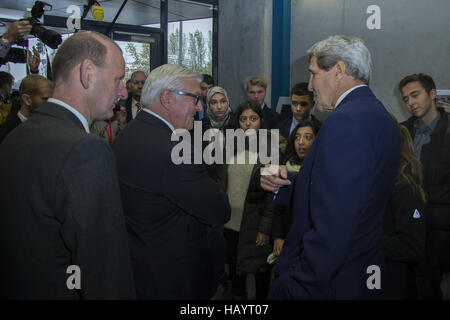 Kerry besucht die Berliner Mauer Stockfoto