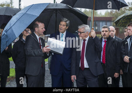 Kerry besucht die Berliner Mauer Stockfoto