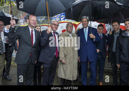 Kerry besucht die Berliner Mauer Stockfoto