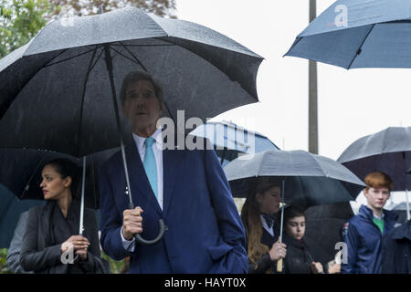 Kerry besucht die Berliner Mauer Stockfoto