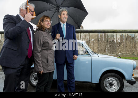 Kerry besucht die Berliner Mauer Stockfoto