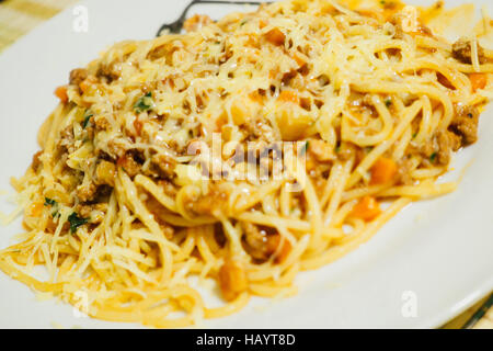 Pasta Spaghetti Bolognese mit geriebenem Käse auf einem Teller Stockfoto