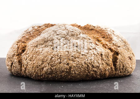frisch gebackenes braun irische Soda Brot mit Mehl auf Schiefer Stockfoto