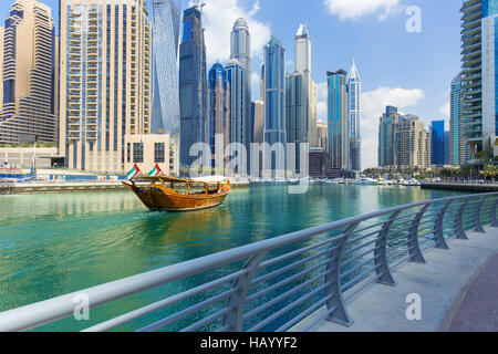 Dubai Marina mit luxuriösen Wolkenkratzern und Boote, Dubai, Arad Emiräte Stockfoto