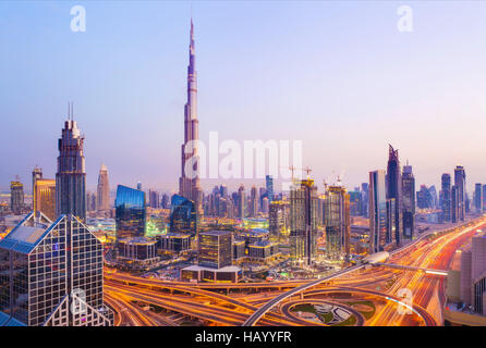 Blick auf moderne Wolkenkratzer und belebten Abend Autobahnen in Luxus Dubai City, Dubai, Vereinigte Arabische Emirate Stockfoto