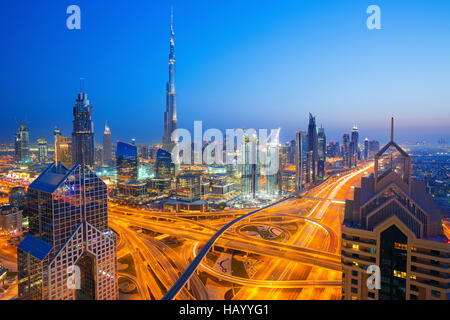Blick auf moderne Wolkenkratzer und belebten Abend Autobahnen in Luxus Dubai City, Dubai, Vereinigte Arabische Emirate Stockfoto