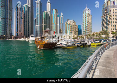 DUBAI, UNITED ARAB EMIRATES - 11. März 2016: Dubai Marina Wolkenkratzer, Hafen mit Luxus-Yachten und Marina Promenade, Dubai, Vereinigte Arabische Emirate Stockfoto