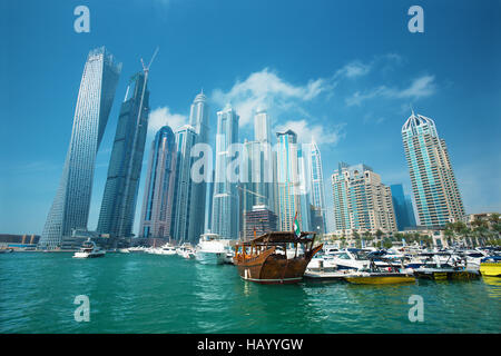 DUBAI, UNITED ARAB EMIRATES - 11. März 2016: Dubai Marina Wolkenkratzer und Hafen mit Luxus-Yachten, Dubai, Vereinigte Arabische Emirate Stockfoto