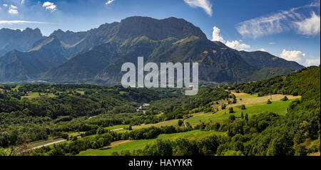 Sommer am Nachmittag Ansicht des Bereichs Devoluy massiv mit Faraut Mountain und Pierroux Peak. Hautes Alpes, südlichen französischen Alpen, Frankreich Stockfoto