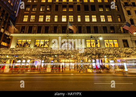 Lord & Taylor (Kaufhaus) mit Weihnachtsbeleuchtung und Weihnachtsschmuck. 5th Avenue in Midtown Manhattan, New York CIty Stockfoto