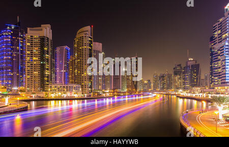 Bunter Abend in der Dubai Marina, Dubai, Vereinigte Arabische Emirate Stockfoto