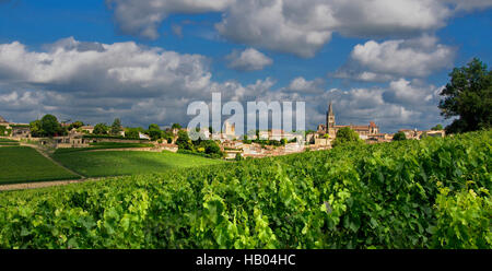 Das Dorf Saint-Emilion mit der Aufschrift Les Plus Beaux Villages de France, UNESCO-Weltkulturerbe, Gironde, Nouvelle Aquitaine, Frankreich, Europa Stockfoto