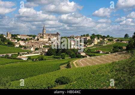 Das Dorf Saint-Emilion mit der Aufschrift Les Plus Beaux Villages de France, UNESCO-Weltkulturerbe, Gironde, Nouvelle Aquitaine, Frankreich, Europa Stockfoto